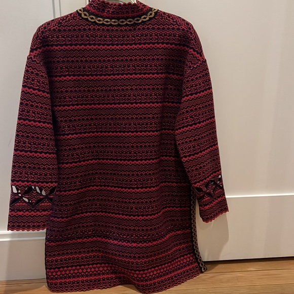 Absolutely Gorgeous Fendi top. - Picture 6 of 8